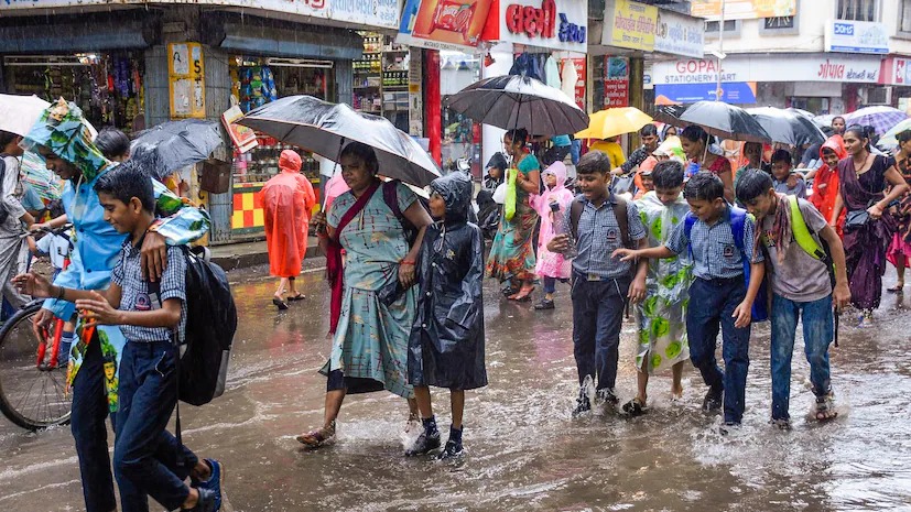 விடாது பெய்யும் கனமழை: இன்று எங்கெல்லாம் பள்ளிகளுக்கு விடுமுறை? - வெளியான அறிவிப்பு!